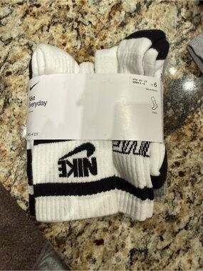 Nike Kids Crew Socks in White and Black (6-Pack)